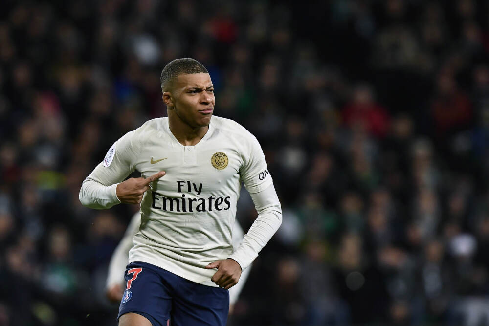 太拼了😂博茨瓦纳门将神扑恩迪亚耶低射，起身时裤子差点掉了